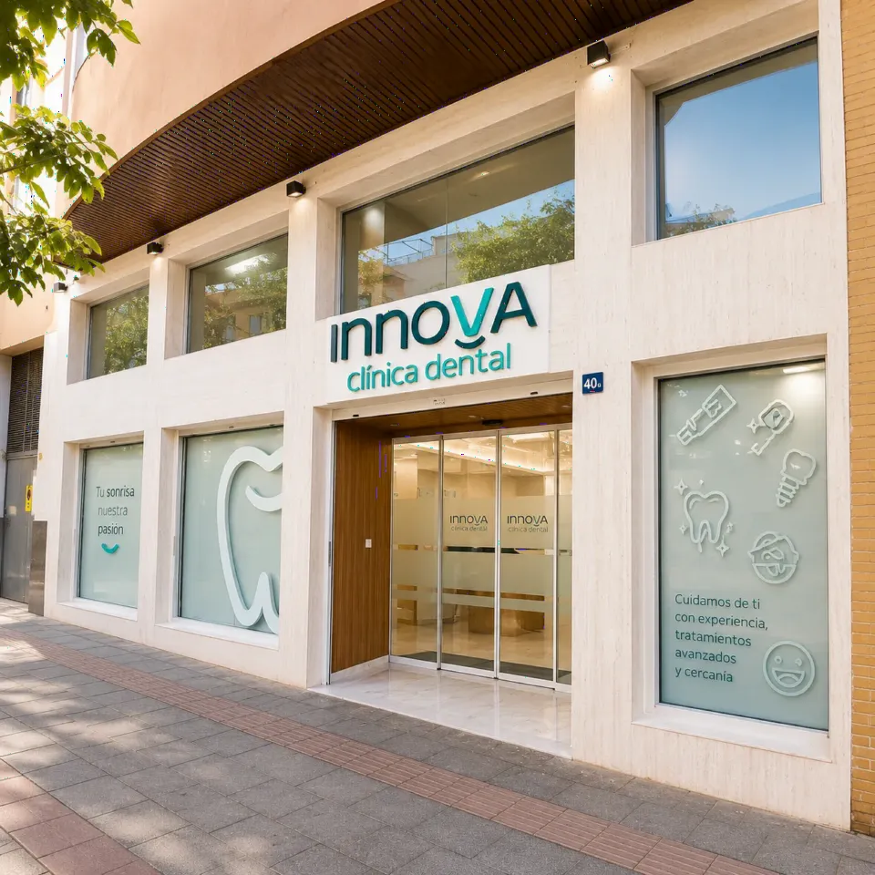 Entrada de Clínica Dental Innova en Carlos V, Melilla
